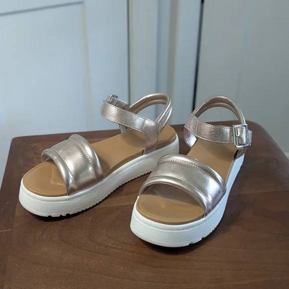UGG Metallic Gold Sandals Platform Soles Excel Used Condition Weekend Sz 6.5